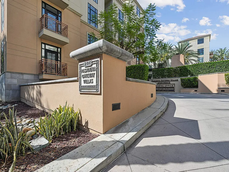 Entrance to Pasadena Gateway Villas