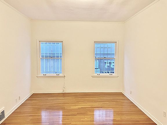 4th image of 350 S Detroit St APT 3