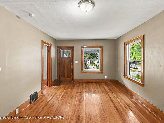 3rd image of 1005 McCullough St
