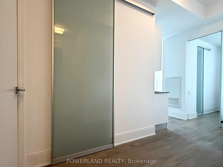 42 Charles St E #LPH4705 — Photo 3