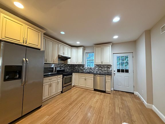 2nd image of 2608 E Thompson St