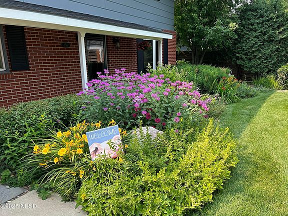 3rd image of 656 N Lake Dr