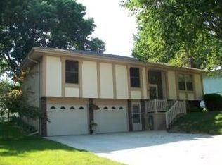 2112 Cougar Rd, Saint Joseph, MO 64506