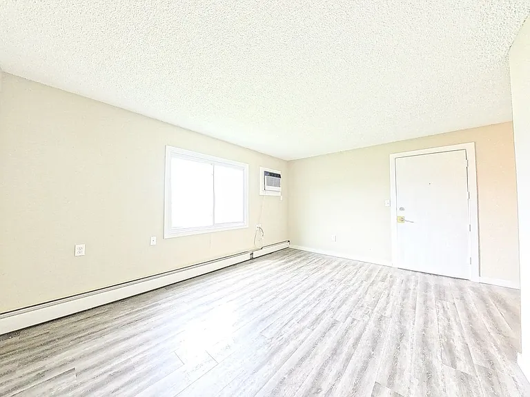 18th St Apartments — Photo 2