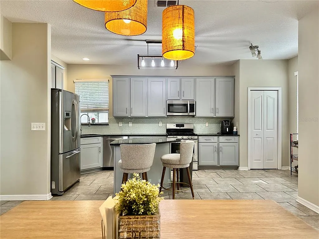 4 bed, 2.5 bath, 2293 sqft, $3,900 — Photo 4
