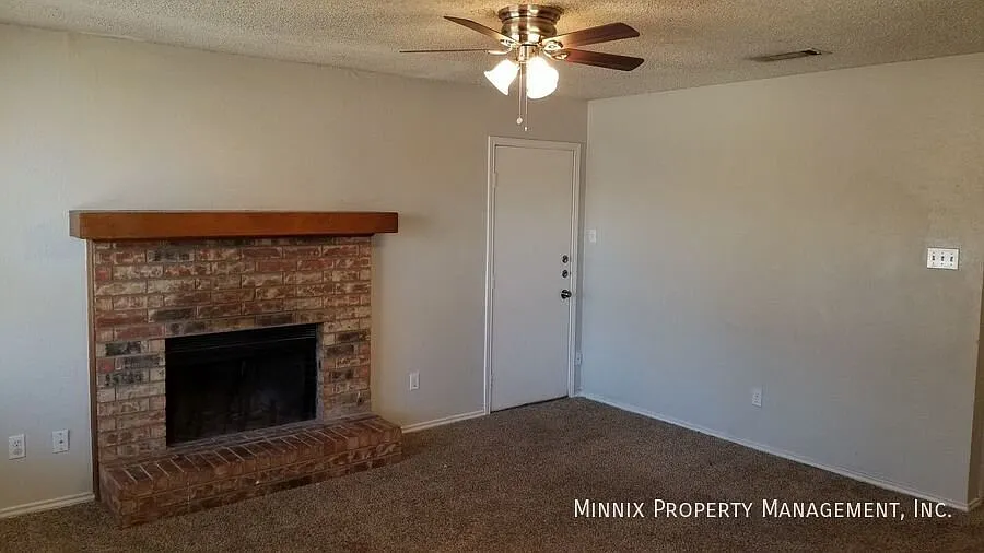 2 bedroom/ 1 bath | 9616 Elmwood Ave #A — Photo 3