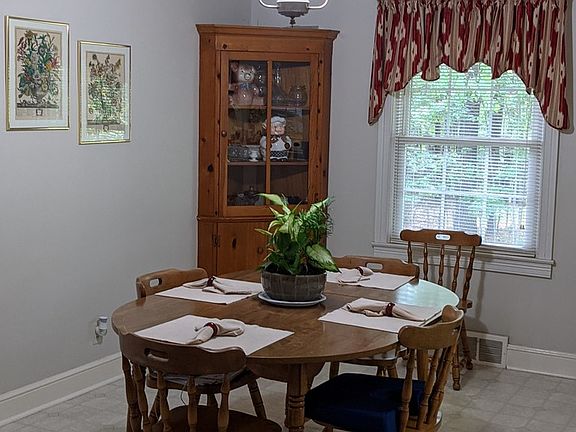 4th image of 301 Clover Ln