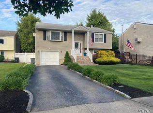 40 Ashwood Ct, East Northport, NY 11731