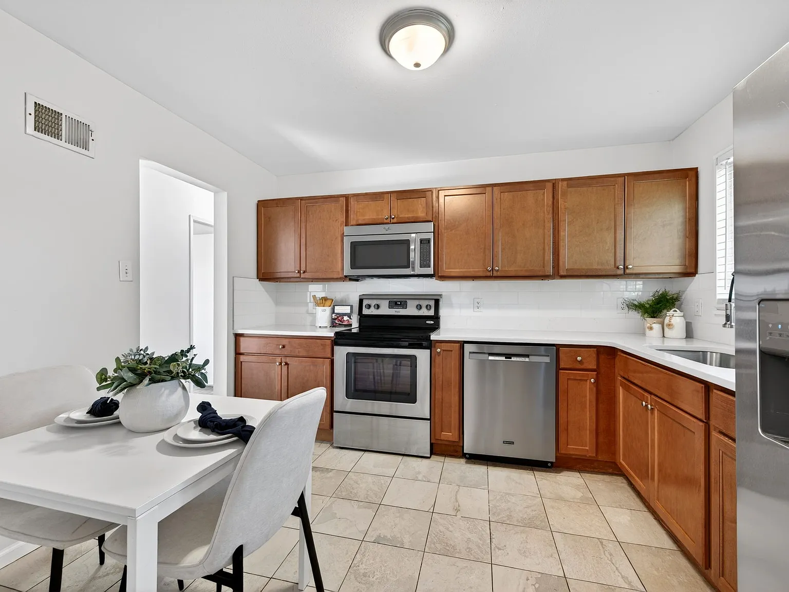 3 bed, 1.5 bath, 1200 sqft, $2,576 — Photo 3