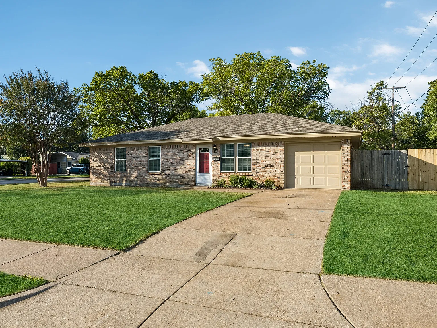 3 bed, 1.5 bath, 1233 sqft, $1,695 — Photo 2