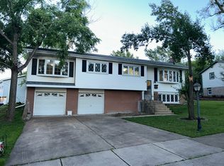 9019 W Beechnut Rd, Hickory Hills, IL 60457