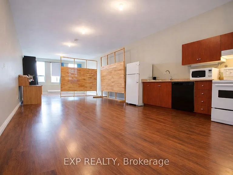 1038 Coxwell Ave #2 — Photo 1