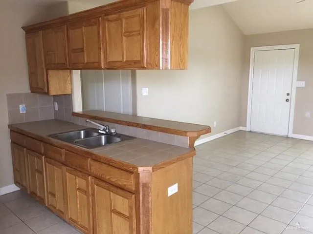 2 bed, 2.0 bath, 956 sqft, $825 — Photo 2