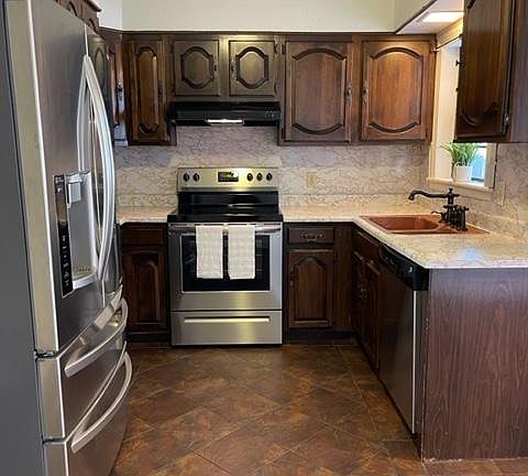 Fully functional kitchen, new stove/oven, like new clean fridge, dishwasher