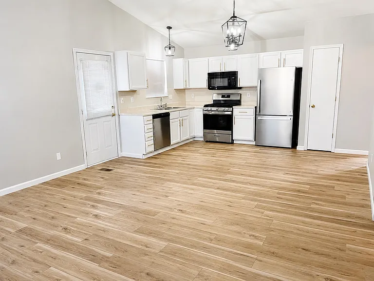 1461 Surrey Ln — Photo 4