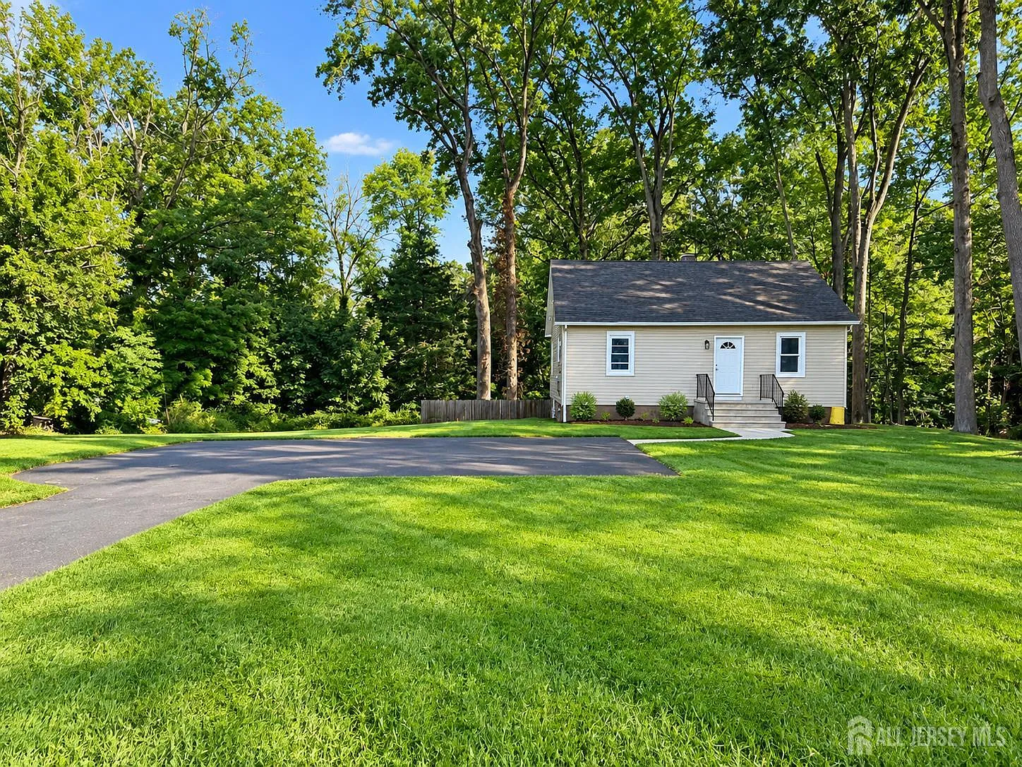 4 bed, 1.0 bath, 896 sqft, $3,100 — Photo 2