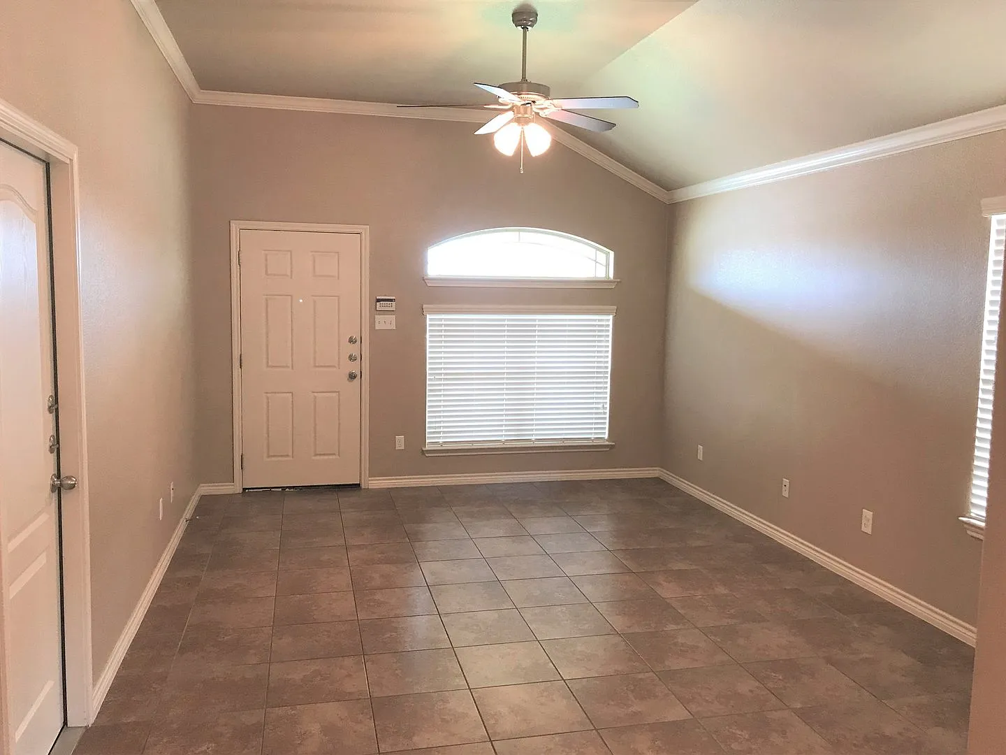 Beautiful 3bed/2bath Duplex near Clear Creek to Fort Hood! — Photo 2