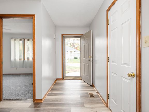 5th image of 710 S Stoney Brook Dr