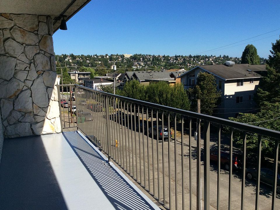 20' x 5' Balcony with southern views.