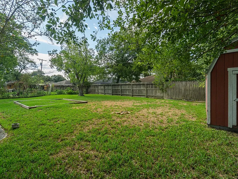 2119 Williamsburg Ct S — Photo 21