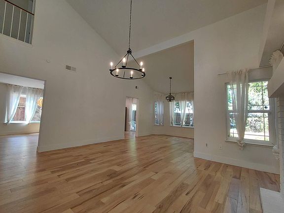 4th image of 26 Hoy Lake Ct