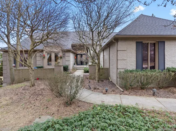 695 Peach Tree Ln, Rochester Hills, MI 48306