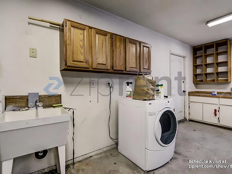 168 W Adams St — Photo 17
