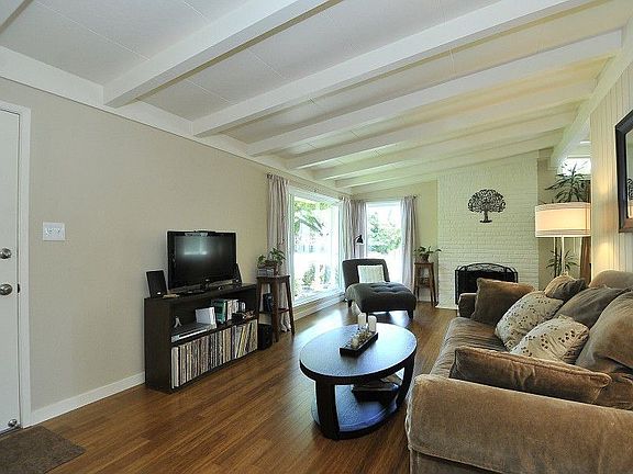 4th image of 978 White Dr