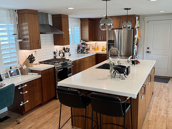 3rd image of 3128 E Del Mar Dr