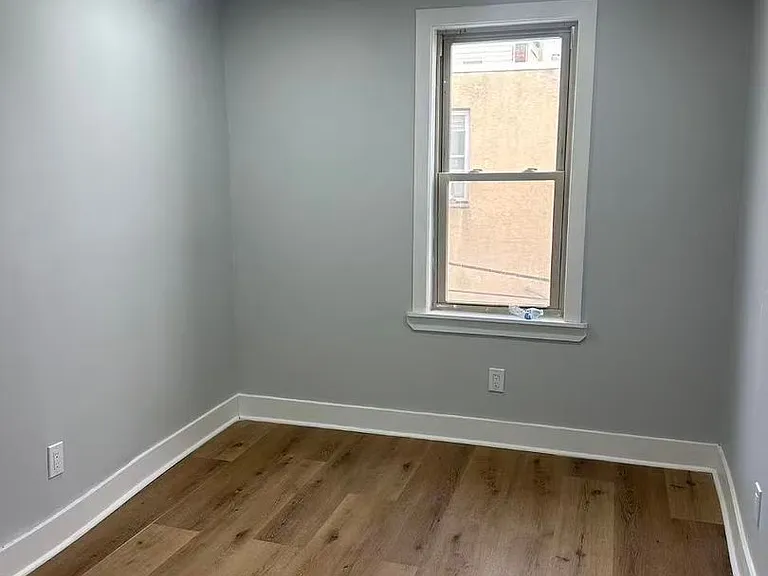 1049 Mercy St — Photo 3