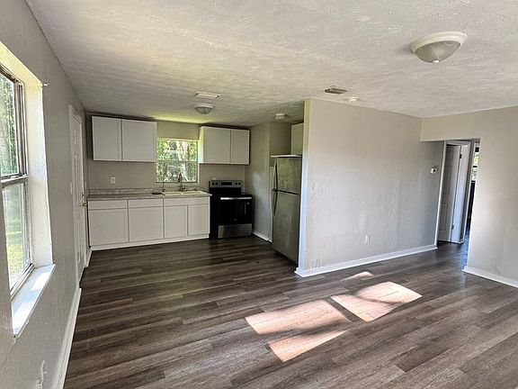 4th image of 203 D St