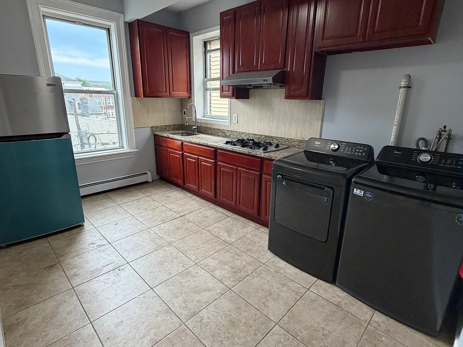 3 bed, 1000 sqft, $2,500 — Photo 2