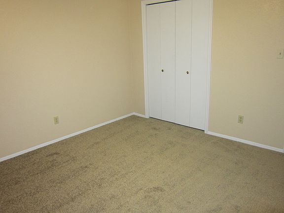 Bed rms, 12x12 cu ft