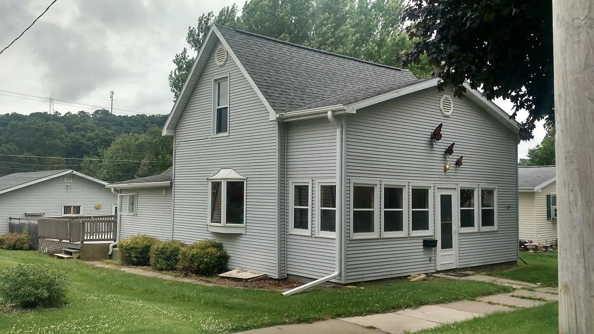 3 bed, 1140 sqft, $900 — Photo 1