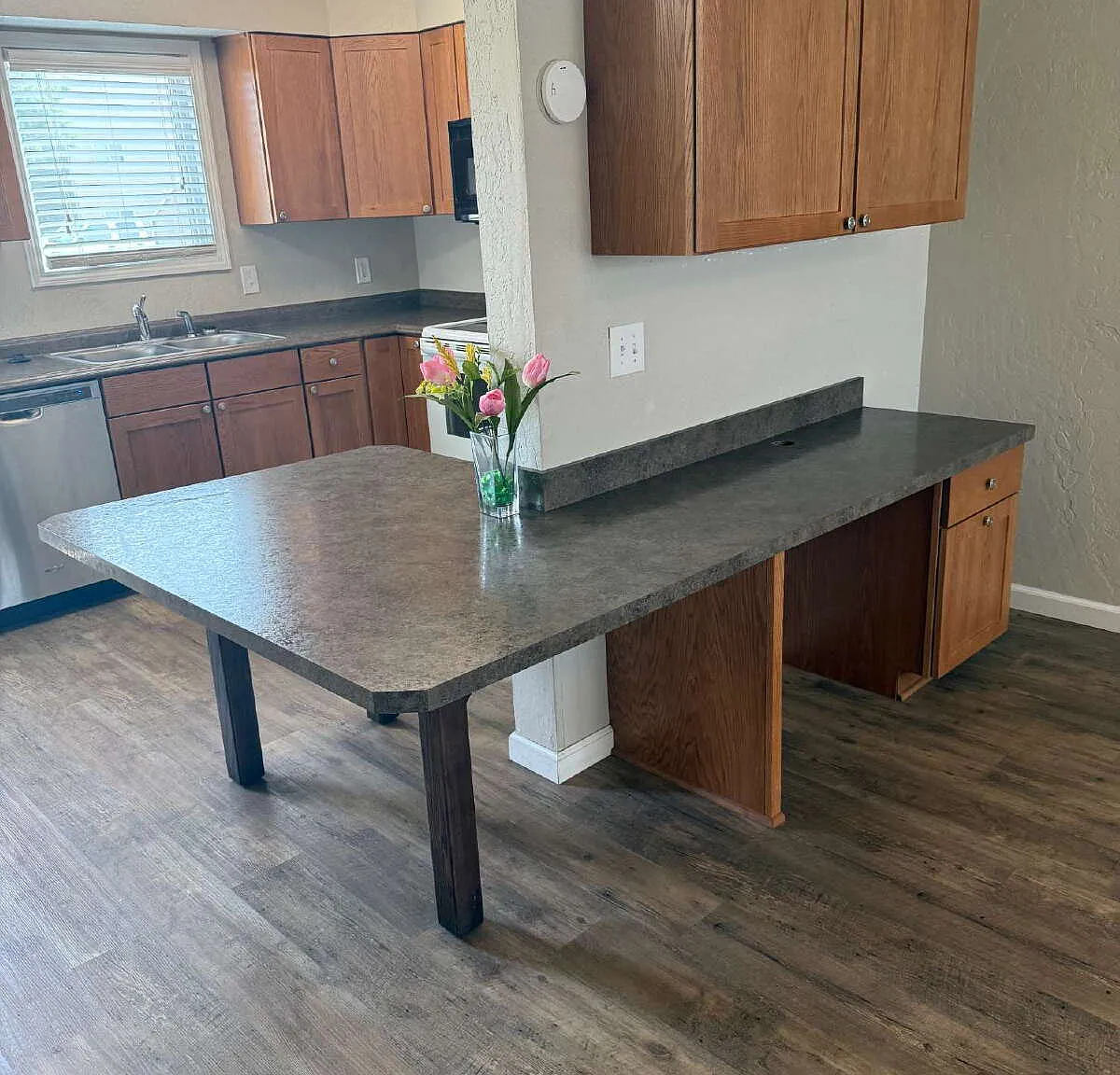 3 bed, 1.0 bath, 1400 sqft, $950 — Photo 2