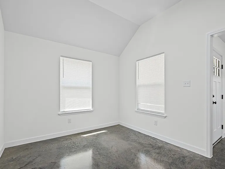 1061 N Avalon St — Photo 7