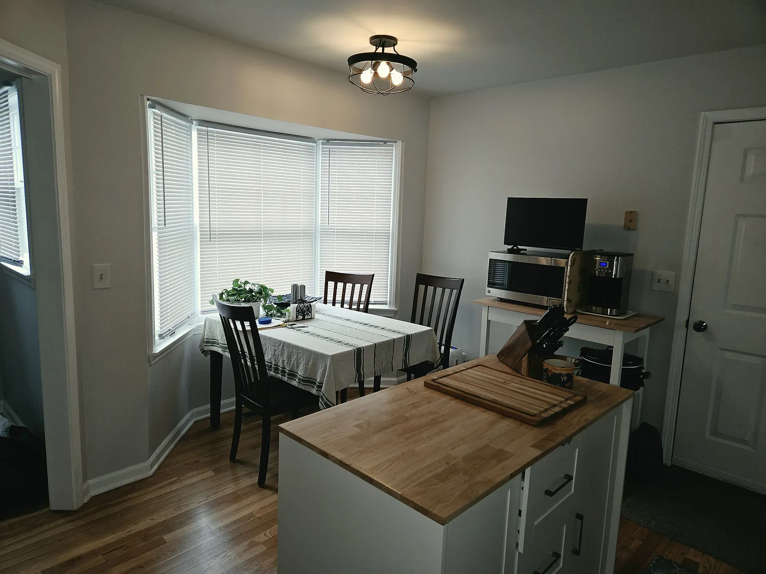 3 bed, 2.5 bath, 1956 sqft, $6,500 — Photo 2
