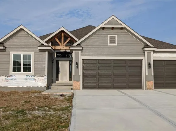 17603 Grey Hawke Rdg, Smithville, MO 64089