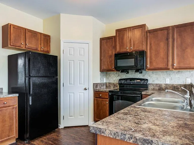 Emerald Pointe Townhomes — Photo 10