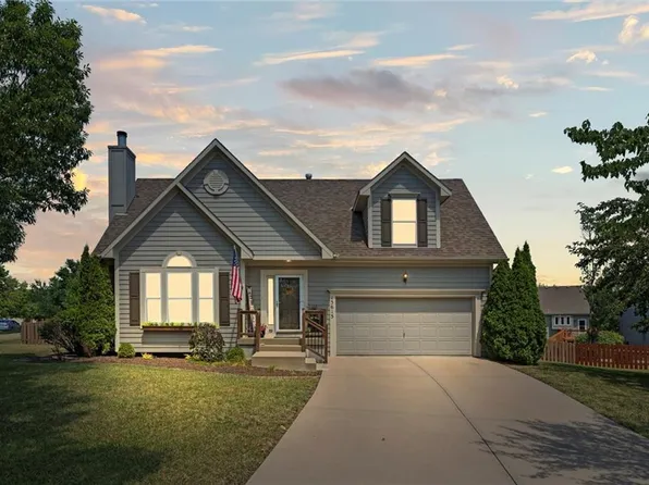 15615 S Brougham Dr, Olathe, KS 66062