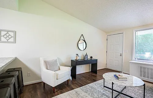 Oakbrook ~ Boutique Cottage Style Living Meets Hassle Free Leasing Photo 1
