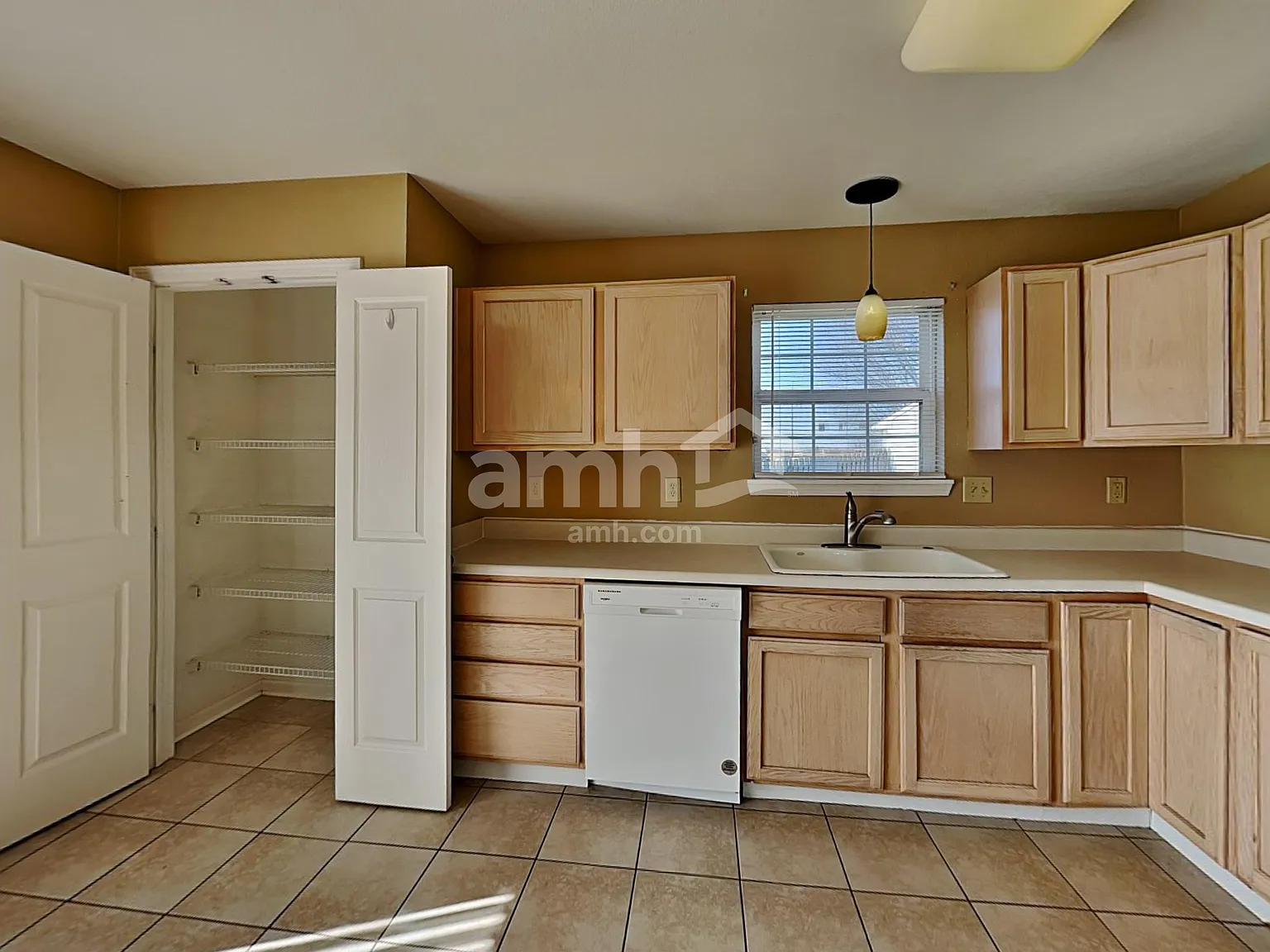3 bed, 2.0 bath, 1385 sqft, $2,080 — Photo 4