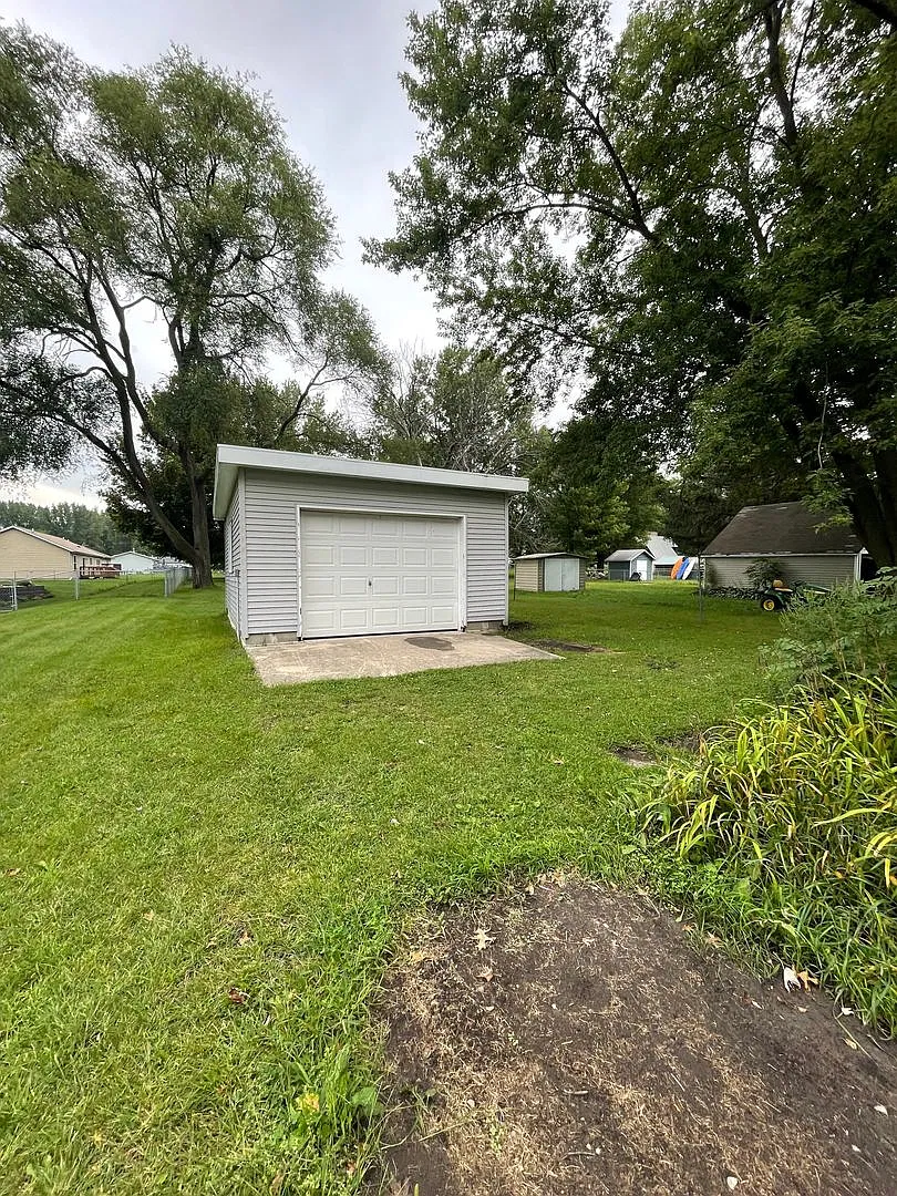 3 Bedroom, 1 Bathroom House for Rent with 1 Stall Garage! — Photo 2