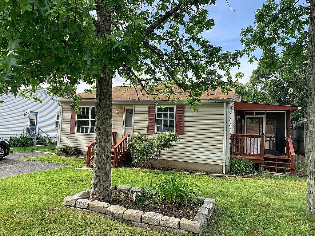 1166 Oak Ave photo 1