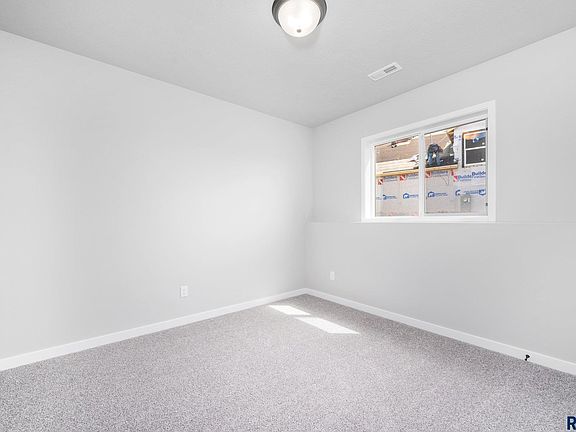 5th image of 614 Highland St