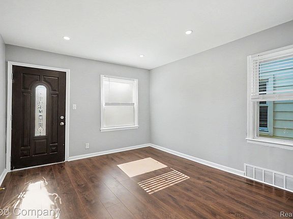 3rd image of 7235 Parkland