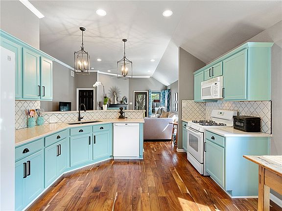 2nd image of 403 Rosedale Blvd