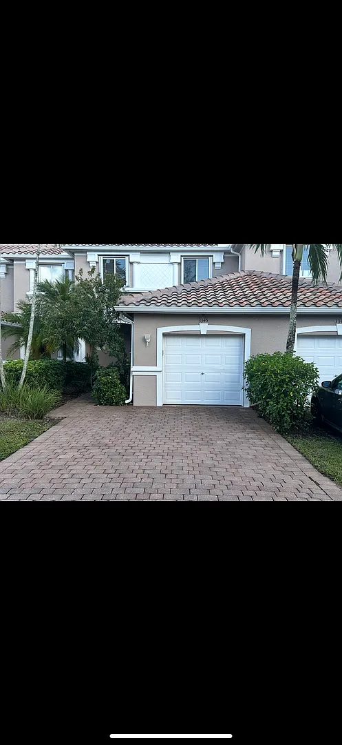 Townhouse with Amenities Galore: 3 BR / 2.5 Bath In The Colonnade Community — Photo 4