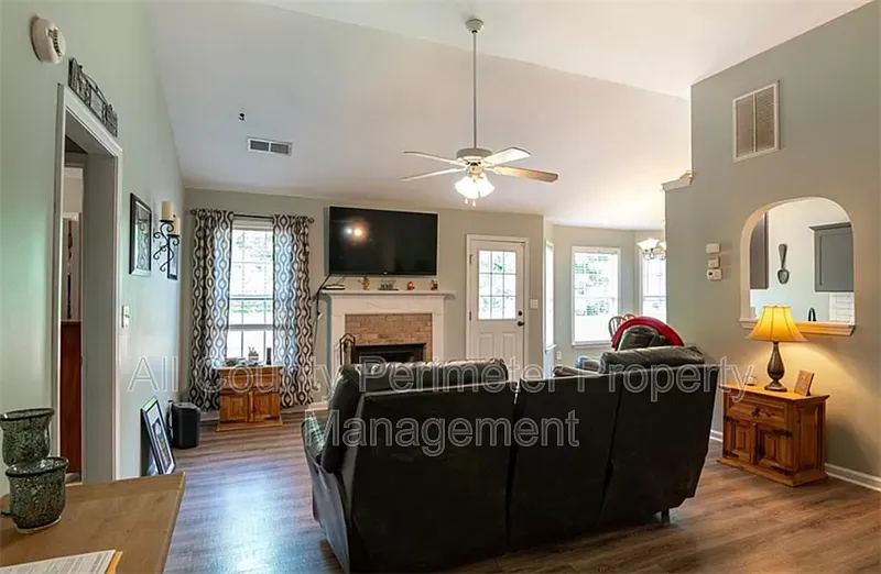 3 bed, 2.0 bath, 1375 sqft, $1,845 — Photo 3