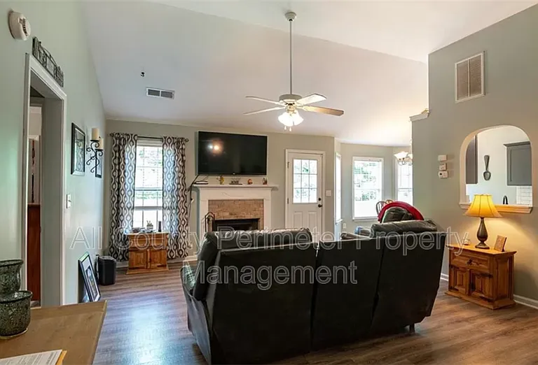 708 Riverside Dr NW — Photo 3